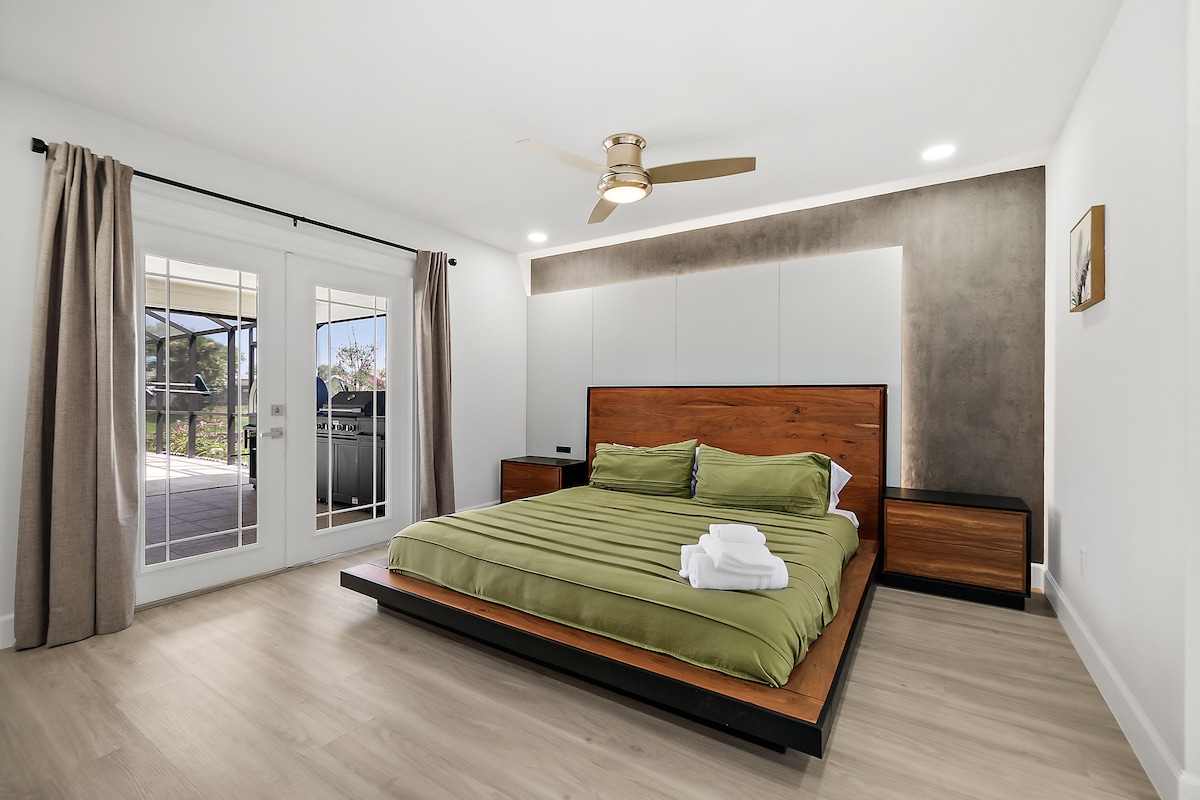 Главната спална соба нуди голем брачен кревет, модерен дизајн и мирна, приватна атмосфера совршена за опуштање по долг ден. Внимателно осмислено осветлување, чисти завршни елементи и лесен пристап до надворешен простор за да се создаде удобно и релаксирачко прибежиште.