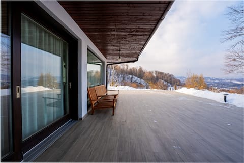 Top performing Airbnb: Campina Luxury Hilltop Retreat in Prahova