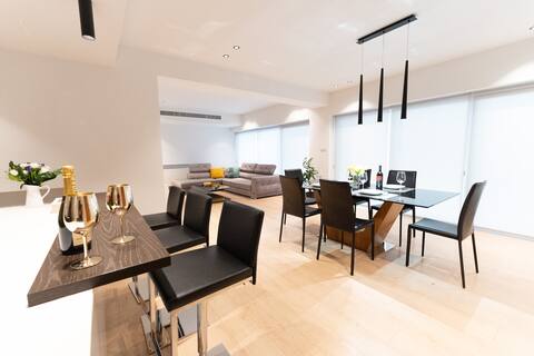 WealthyStays: Deluxe Downtown