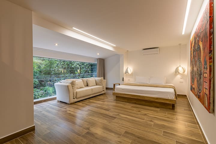 Rudi kwenye chumba cha kulala chenye utulivu✨, mchanganyiko kamili wa starehe na uzuri. Ukiwa na matandiko mazuri, mwanga wa kutosha wa asili na mazingira mazuri, sehemu hii inakualika upumzike na upumzike kwa mtindo. ☀️