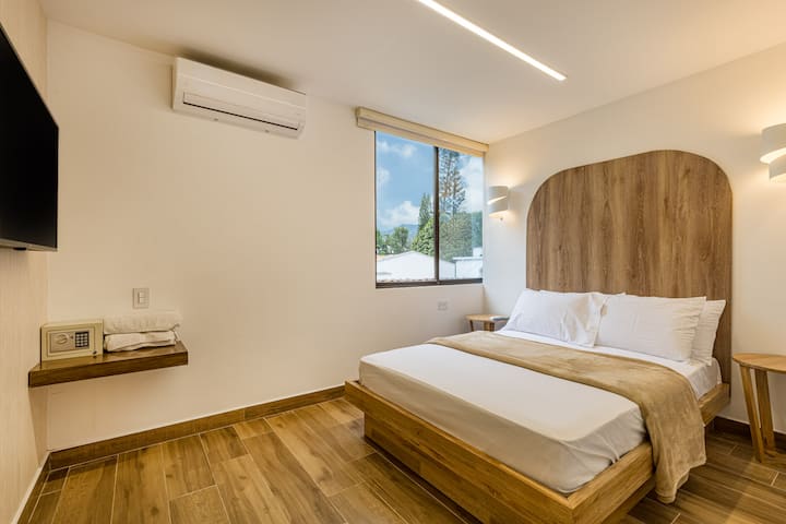 Vyumba vya kulala vyenye starehe na vya kuvutia, vyenye kitanda kimoja ️✨ ni bora kwa wasafiri wa kujitegemea au watoto. Kukiwa na mashuka laini, mapambo yenye umakinifu na mazingira tulivu, vyumba hivi huhakikisha ukaaji wenye utulivu. 