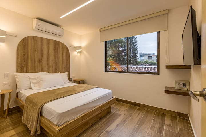 Vyumba vya kulala vyenye starehe na vya kuvutia, vyenye kitanda kimoja ️✨ ni bora kwa wasafiri wa kujitegemea au watoto. Kukiwa na mashuka laini, mapambo yenye umakinifu na mazingira tulivu, vyumba hivi huhakikisha ukaaji wenye utulivu. 