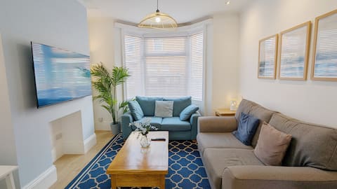 Popular Airbnb listing: Sea Breeze House-10min walk to the OpenAirTheatre in Newby And Scalby
