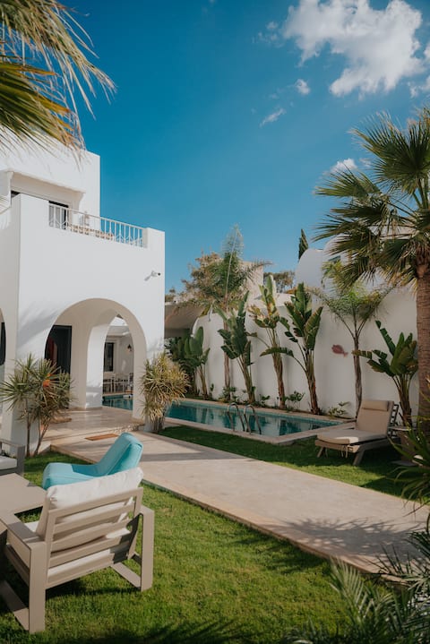 Dar Lily. Luxury. Design. 5mn to Beach. 4BDR. Pool