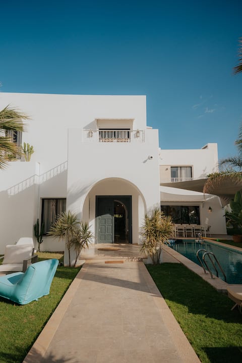 Dar Lily- Luxurious. Spacious. Bright. Central