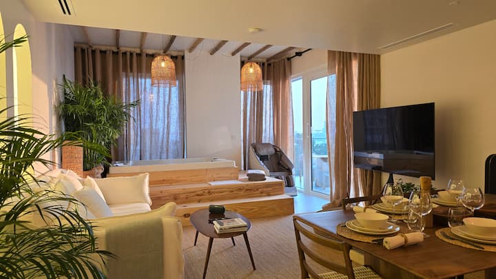 Уживајте во релаксирачка вечер во нашиот дневен простор, со удобен аранжман за седење, џакузи и елементи од природен декор кои создаваат смирувачко место за одмор инспирирано од природата.