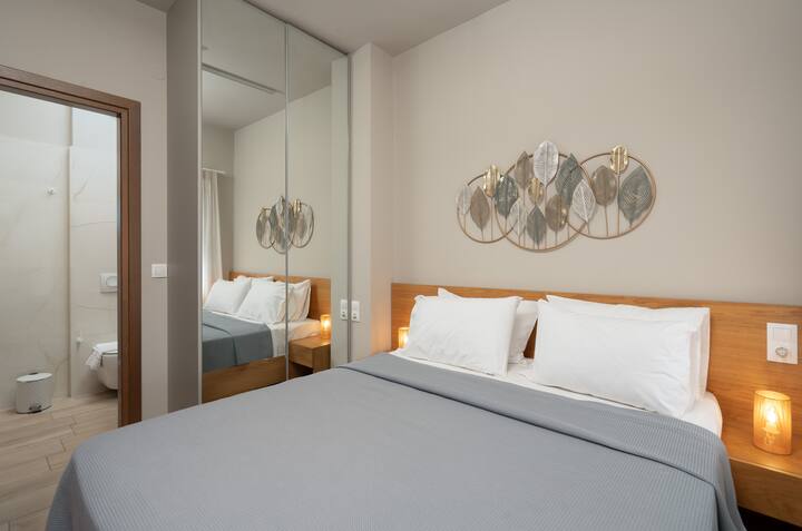 Delicie-se com as luxuosas comodidades da suíte do hotel, desde toalhas de pelúcia e roupas de cama suntuosas até um banheiro privativo.