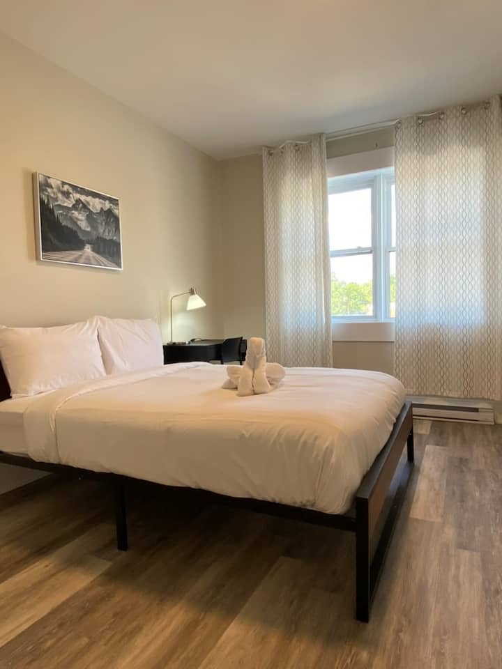 Cozy stays near city center Decarie-312 - 2