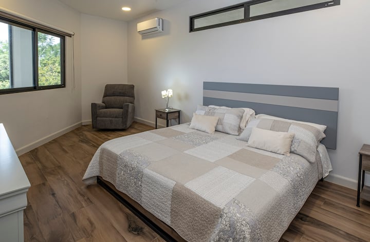 Entspanne dich in diesem gemütlichen, klimatisierten Zimmer mit atemberaubender Aussicht - eines am Strand und eines am Pool. Außerdem gibt es Jalousien, die den Raum verdunkeln und einen erholsamen Schlaf in einer ruhigen Atmosphäre gewährleisten.