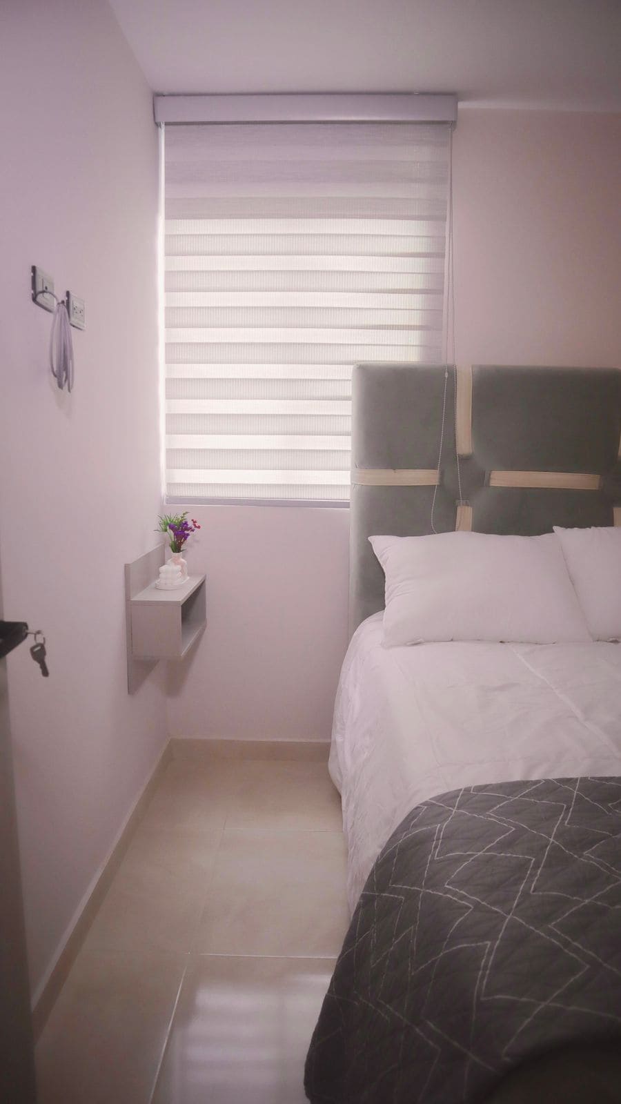 Ოთახი უბრალო საწოლით, ძალიან კომფორტულია თქვენი დასვენებისთვის, მთის ხედი, მას აქვს დიდი კარადა, მაგიდა ღამით, კობიჯა