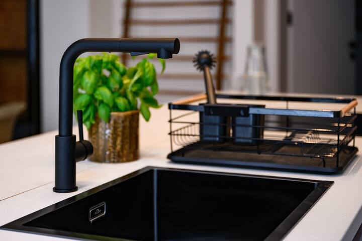 Up to 11 ppl! Huge Loft w/Berlin Wall Piece, Mitte gallery image 4