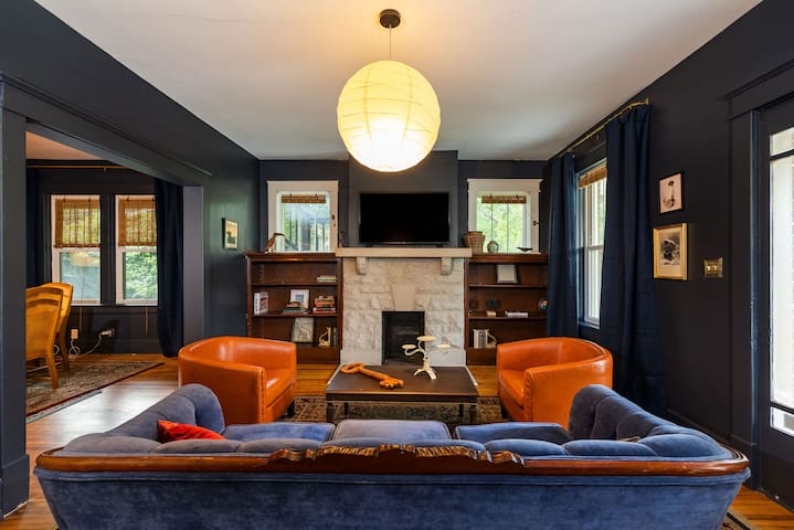 Walk to Downtown, Big Yard, Stylish, Sleeps 12+