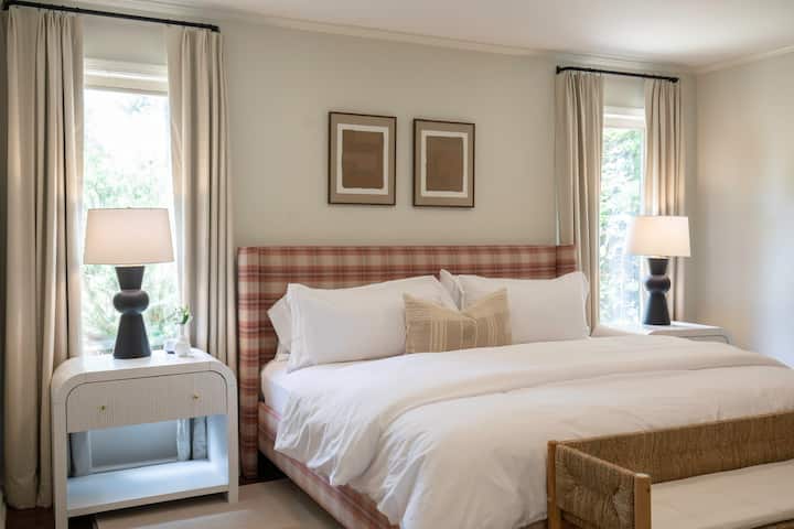 Drita natyrale hyn në dhomë, duke ndriçuar krevatin e rehatshëm të madhësisë king.