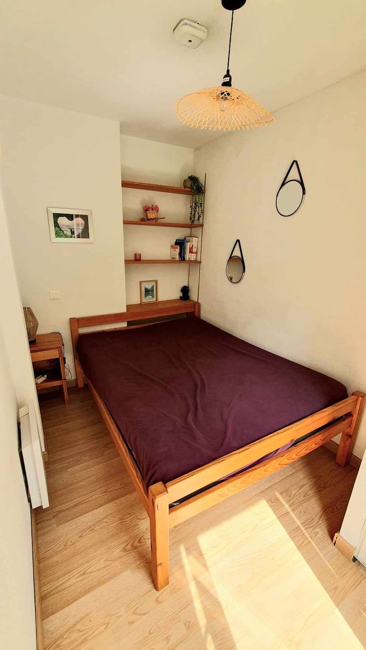 Suite principal con vistas a los Pirineos. 
¡Déjese mecer por el murmullo del río abajo, durmiendo!;)