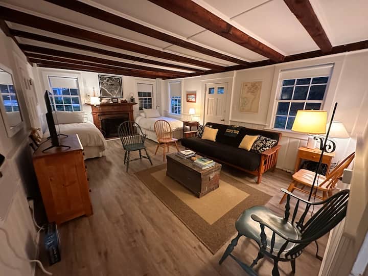 Dlhšia obývacia izba (11 x 20) s dvoma samostatnými lôžkami na konci. A vytiahnite futon (čierny) v plnej veľkosti postele, ak je to potrebné.