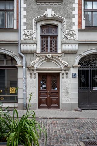 Spacious 2 bedroom Old Town apartment w/ AC gallery image 2