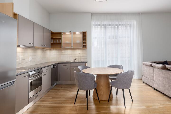 Spacious 2 bedroom Old Town apartment w/ AC gallery image 3