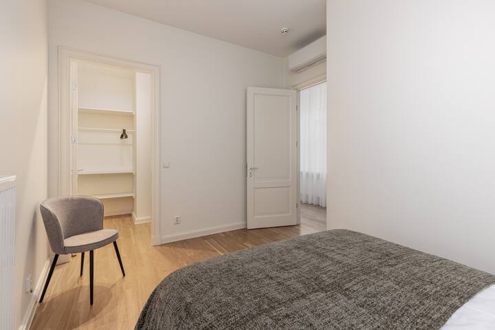 Spacious 2 bedroom Old Town apartment w/ AC gallery image 4