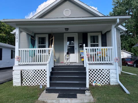 Cozy Pet-Friendly Home Near Knox!