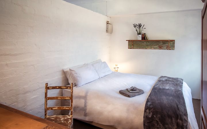 חדר שינה 2 – שליו ומואר: מקום המפלט השקט שלנו עם מצעים חדים, ניטרלים מרגיעים ואור טבעי. פשוט ושלו, המרחב הנוח שלנו מזמין אתכם להירגע, להאט ולהישאר עוד קצת.