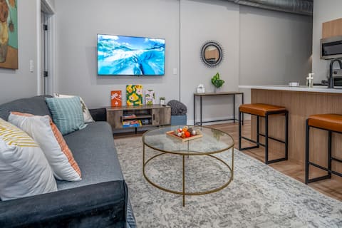 Top performing Airbnb: OTR by TQL+Sleep 7+Queen Beds+$Private Park+1st Fl in Cincinnati