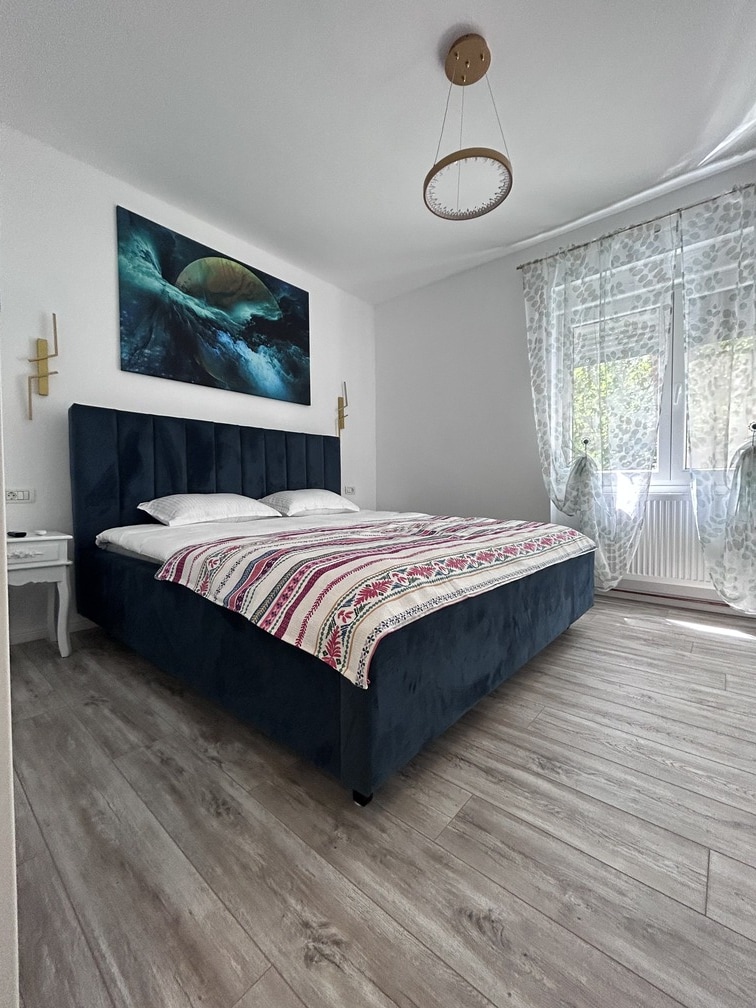 Marime pat:  180x200 
Salteaua este de 30 cm, ortopedica. 