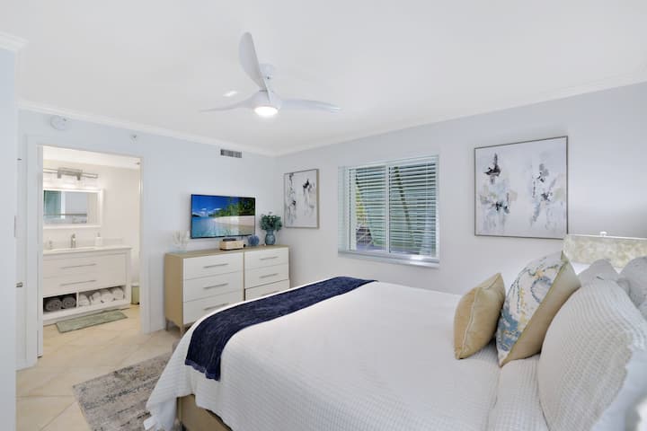 Muebles de dormitorio nuevos y una decoración impresionante para un espacio renovado con TV.