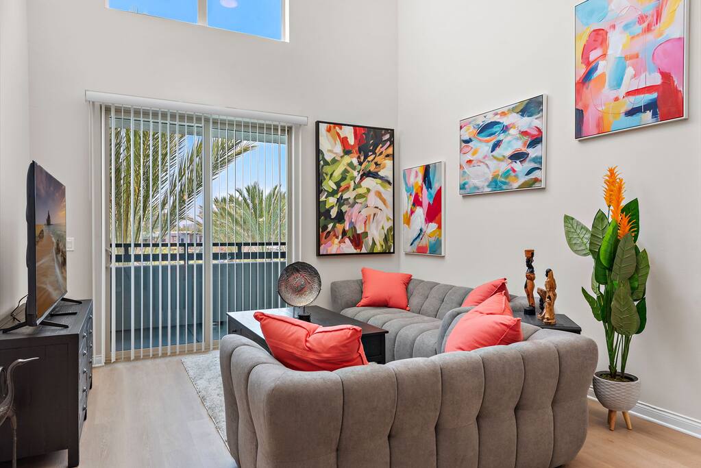 Luxury and Convenience: 3-Bed Apartment Near SNA