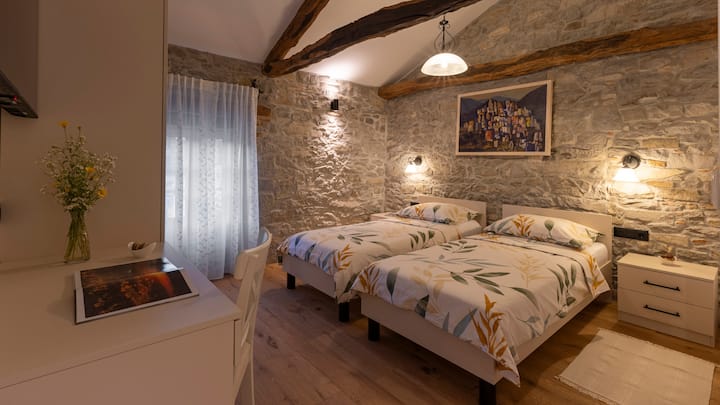 双床卧室，配备独立卫生间。