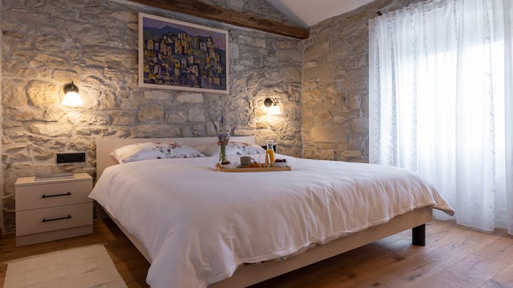 主卧配有独立卫生间。