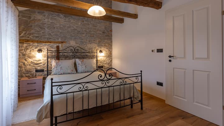 卧室配备标准双人床和独立卫生间。