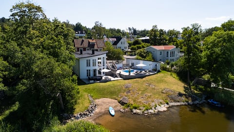 Modern villa, lake plot, private beach & pool!