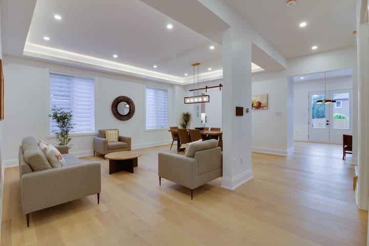 Ultimate luxury custom built-25minutes to Downtown gallery image 2