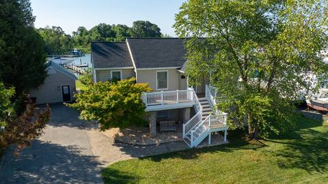 Crab Alley Bay House, Waterfront Home w Hot Tub