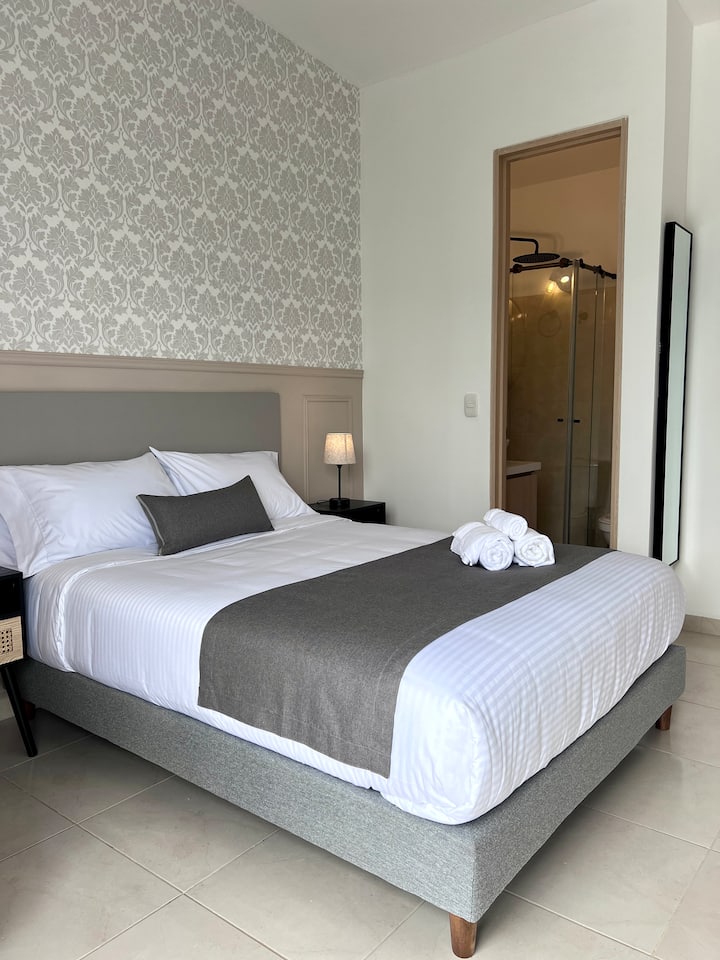 Ისიამოვნეთ საკუთარი სააბაზანოს კონფიდენციალურობით, რომელიც შექმნილია ელეგანტურობითა და ფუნქციონალურობით. Ამ საცხოვრებლის თანამედროვე და მყუდრო დიზაინი ქმნის დასასვენებელ და უნიკალურ ატმოსფეროს.