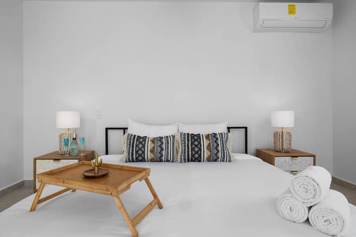 El aire acondicionado mantiene la habitación fresca y cómoda, creando un entorno ideal para la relajación. 