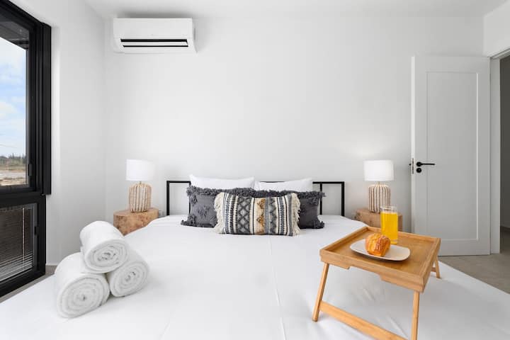 Amplia y bien iluminada, la habitación está equipada con aire acondicionado, lo que te permite personalizar tu entorno para la máxima relajación.