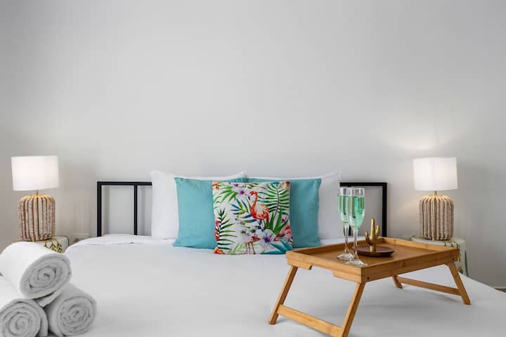 Envuelta en sábanas suaves y de alto hilo, la cama es un remanso de relajación, complementado con una colección de lujosas almohadas que se adaptan a todas las preferencias de sueño.