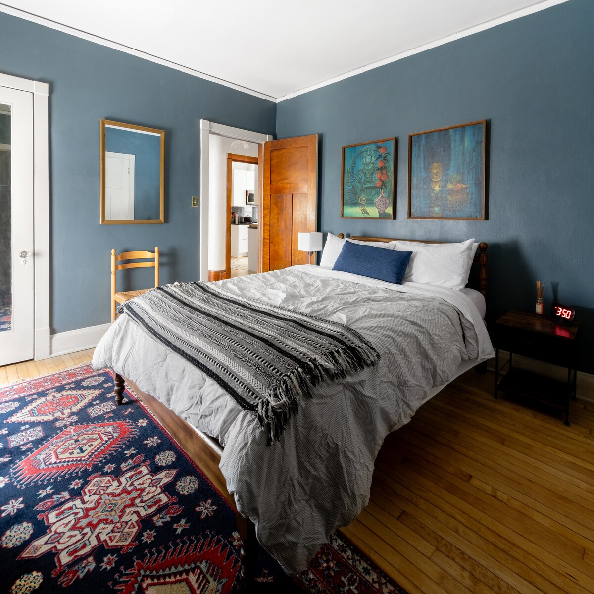 تحتوي الغرفة الزرقاء على مرتبة أكثر صلابة وخزانتين ومرآة كاملة الطول وخزانة ملابس وتلفزيون روكو 40بوصة.