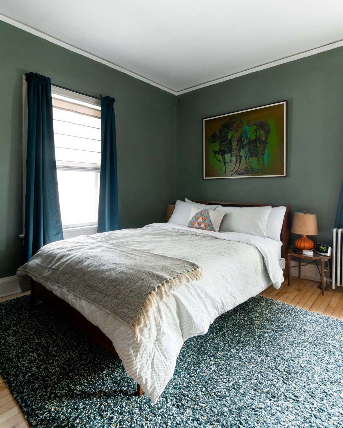 تحتوي الغرفة الخضراء على سرير بحجم كوين مع مرتبة أكثر نعومة وتلفزيون روكو وسجادة عالية الكرات وخزانة ملابس صغيرة ومكتب/مساحة عمل صغيرة وخزانة مع مرآة كاملة الطول.