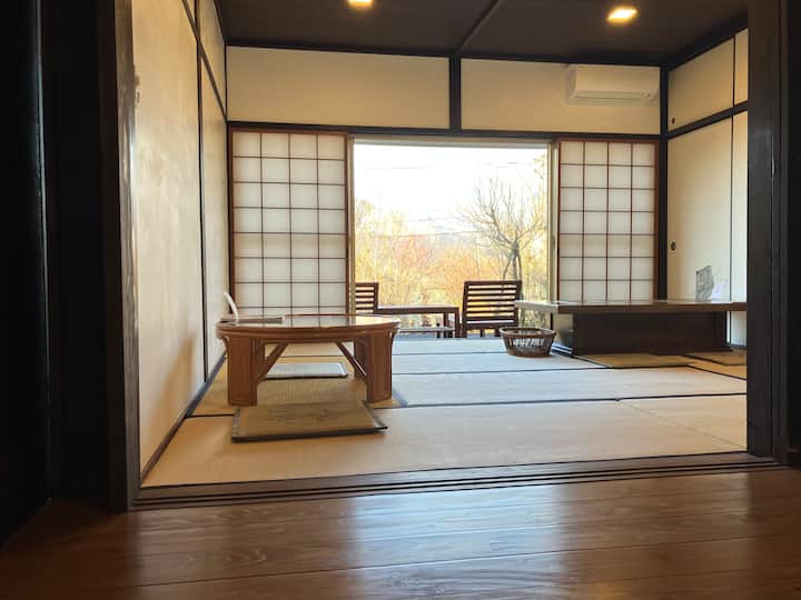 和室の先には、開放的なウッドデッキをご用意しております。 和の落ち着きと、南阿蘇の豊かな自然が調和したこの特別な空間で、心身ともにリフレッシュする贅沢なひとときをお過ごしください。