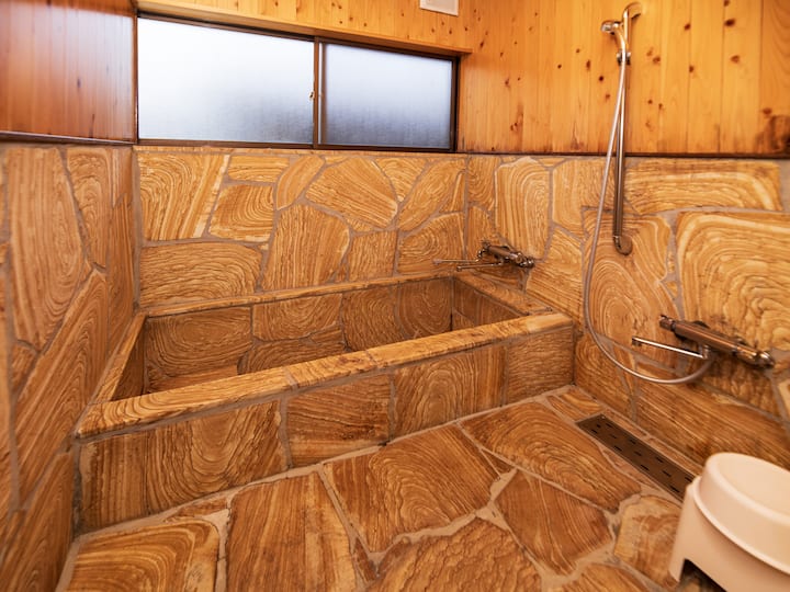 浴槽は、江戸時代の発明家・平賀源内に「天下無双の名品」と言わしめた高級石材、「天草陶石」を取り寄せて作りました。