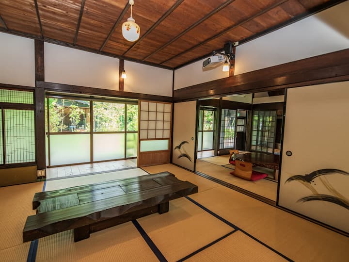 和室と目の前の庭をつなぐウッドデッキにはテーブルと椅子を設置しております。