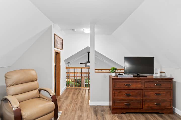 Inafaa kwa watoto-au watoto moyoni. Pumzika na ucheze siku nzima katika sehemu hii ya roshani inayovutia. ✨