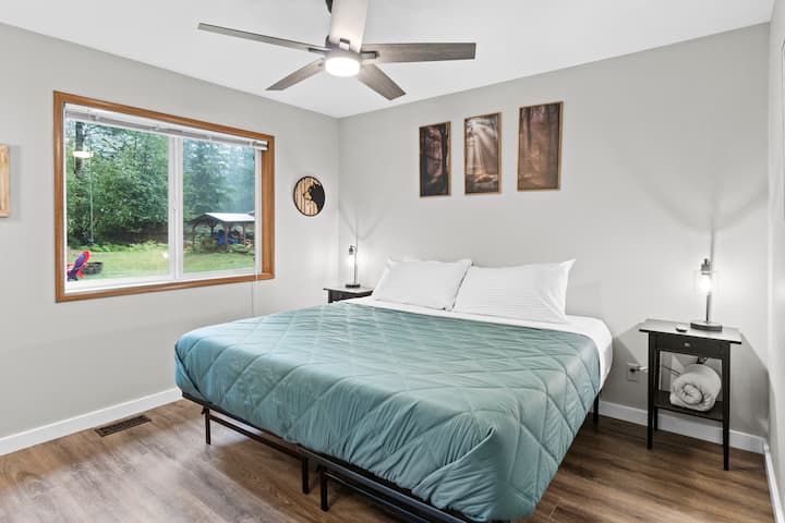 Amka ukihisi umeburudishwa! Godoro la starehe, la wastani na mitindo ya starehe kwa ajili ya kulala usiku unaofaa. ️Iko kwenye ghorofa kuu na kabati kwa ajili ya matumizi yako. 