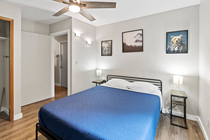 Urahisi hukutana na kitanda chenye starehe kilicho kwenye ghorofa kuu kilicho na kabati na kabati la kujipambia; fungua na ukae kwa muda! 