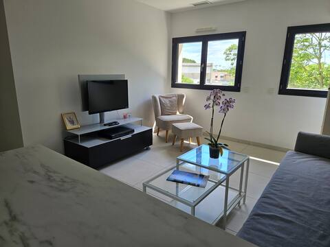 Quiet T3, close to tram/shops