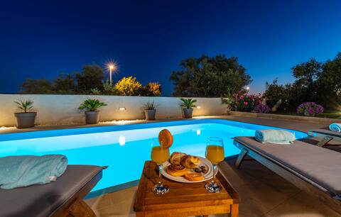 Villa Anja (pool, jacuzzi, sauna, sea view)