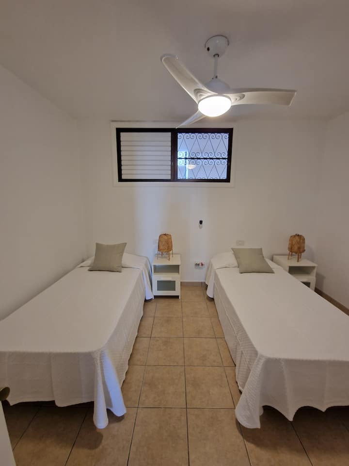 זהו חדר שינה עם 2 מיטות יחיד של 90, ארון בגדים מובנה, מנורות, שולחנות ומאוורר תקרה. 