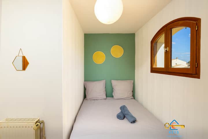 Een gezellige ruimte ideaal om te ontspannen met een charmant uitzicht.